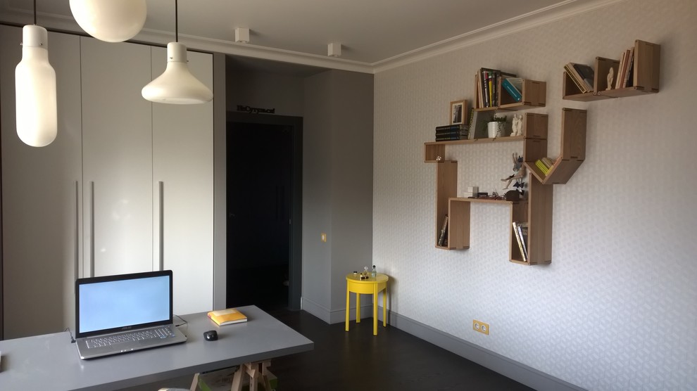 Источник вдохновения для домашнего уюта: рабочее место среднего размера в скандинавском стиле с серыми стенами, темным паркетным полом и отдельно стоящим рабочим столом без камина