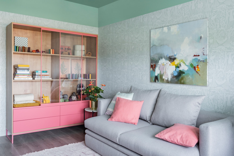 Idée de décoration pour un bureau atelier design de taille moyenne avec un mur multicolore, un sol en vinyl, aucune cheminée, un bureau indépendant et un sol beige.