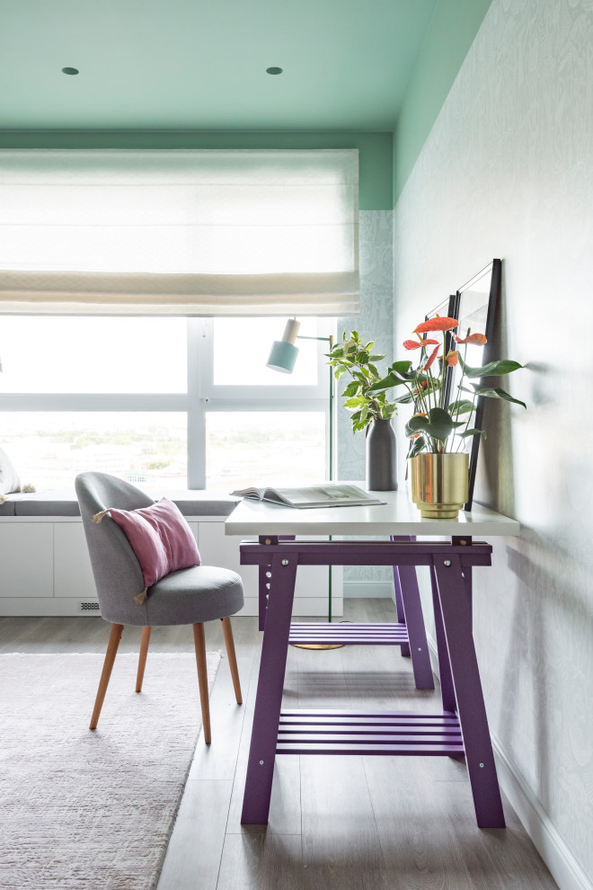 Modelo de sala de manualidades contemporánea de tamaño medio sin chimenea con paredes multicolor, suelo vinílico, escritorio independiente y suelo beige