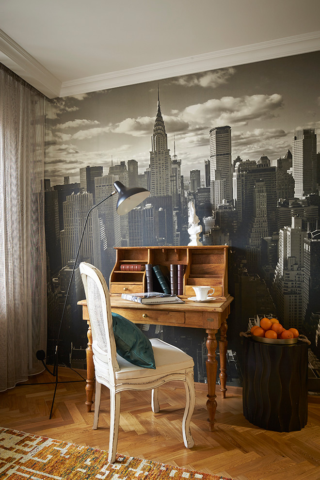 Klassisches Arbeitszimmer mit Arbeitsplatz, braunem Holzboden, freistehendem Schreibtisch und orangem Boden in Moskau