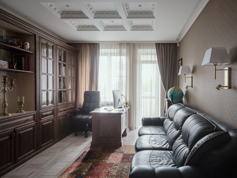 Источник вдохновения для домашнего уюта: кабинет в стиле неоклассика (современная классика) с коричневыми стенами и отдельно стоящим рабочим столом