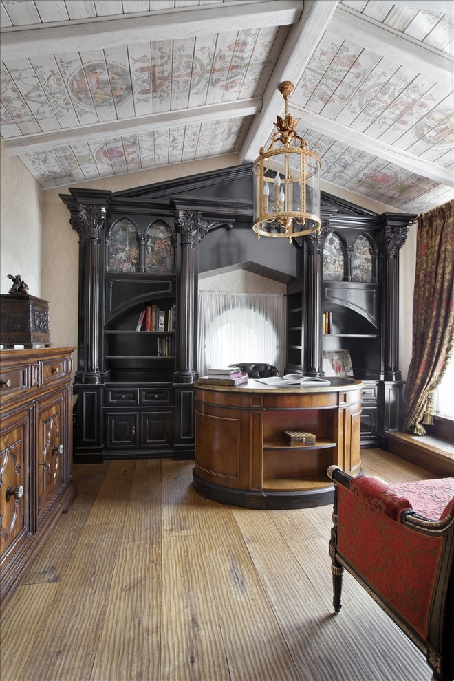 Inspiration för ett vintage hemmabibliotek, med beige väggar, mellanmörkt trägolv och ett fristående skrivbord