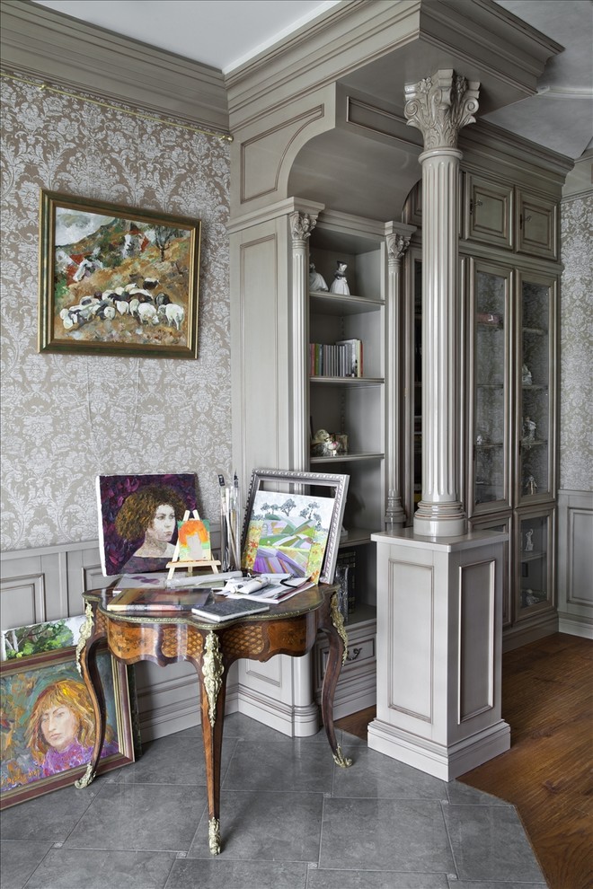 Klassisches Arbeitszimmer mit Studio, grauer Wandfarbe und freistehendem Schreibtisch in Moskau