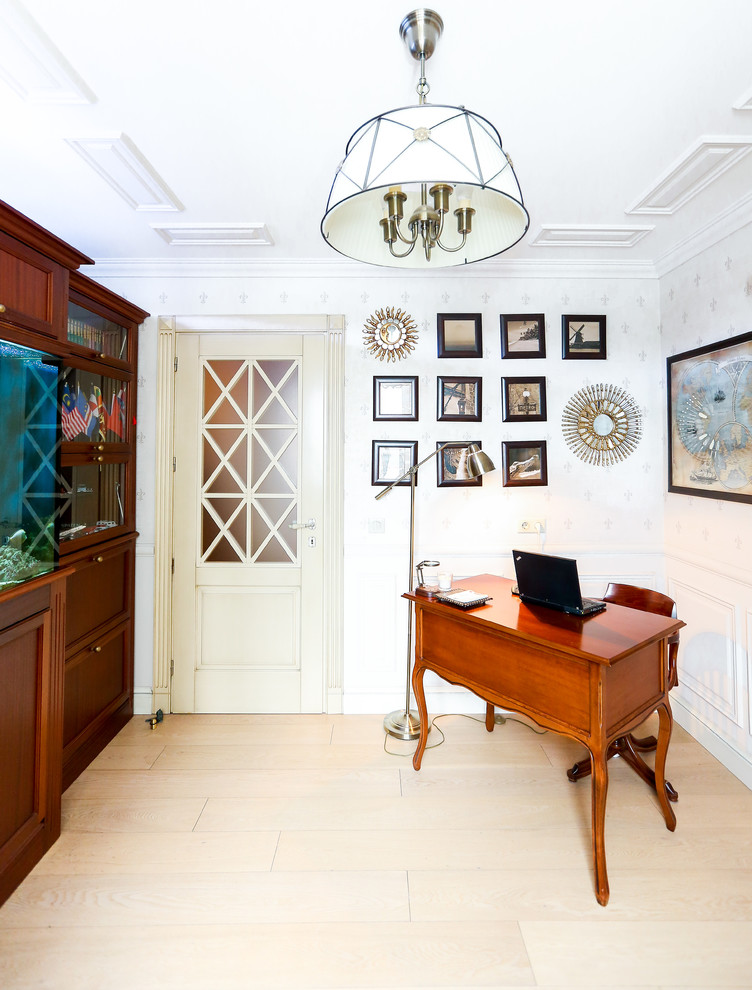 Ispirazione per un ufficio chic con pareti bianche, parquet chiaro, scrivania autoportante e pavimento beige