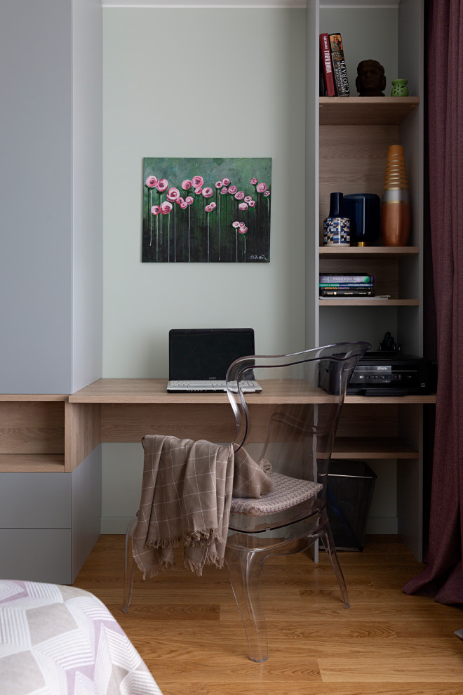 Idéer för ett mellanstort modernt arbetsrum, med mellanmörkt trägolv, ett inbyggt skrivbord och brunt golv