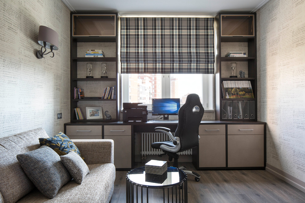 Ispirazione per un ufficio design con pareti grigie, pavimento in legno massello medio e scrivania incassata