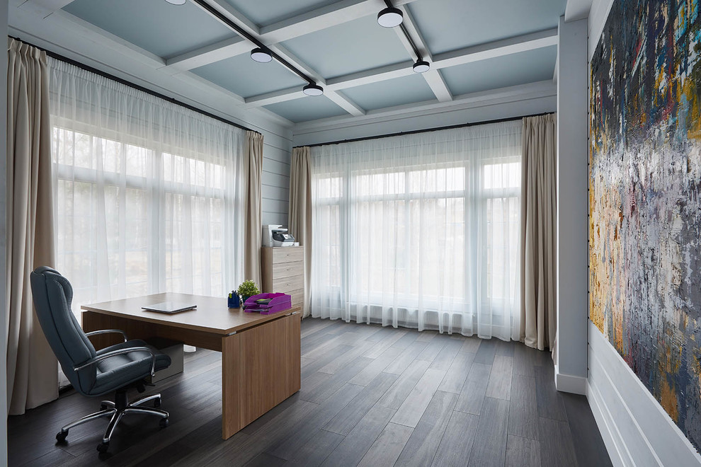 Ejemplo de despacho actual grande con paredes blancas, suelo de baldosas de cerámica, escritorio independiente y suelo marrón