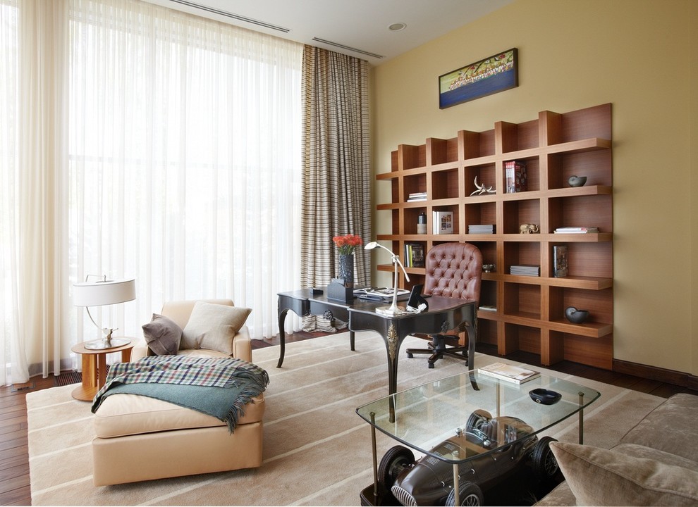 Cette image montre un bureau design avec un mur beige, parquet foncé et un bureau indépendant.