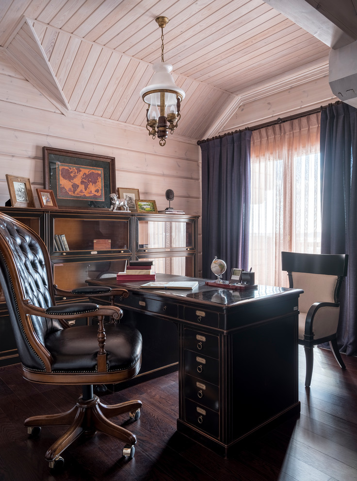 Modelo de despacho campestre con suelo de madera oscura, escritorio independiente y suelo marrón