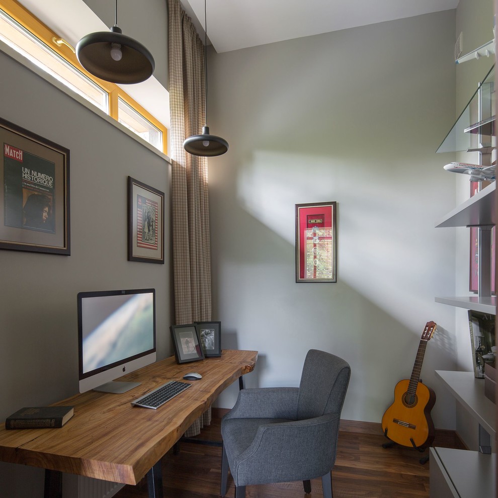 Ispirazione per un ufficio minimal di medie dimensioni con pareti grigie, parquet scuro, scrivania autoportante e pavimento marrone