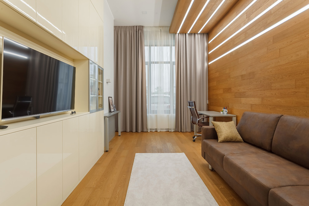 Immagine di un ufficio minimal con pareti marroni, pavimento in legno massello medio, scrivania autoportante e pavimento marrone