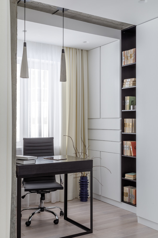 Idée de décoration pour un bureau design avec un mur blanc, parquet clair, un bureau indépendant et un sol beige.