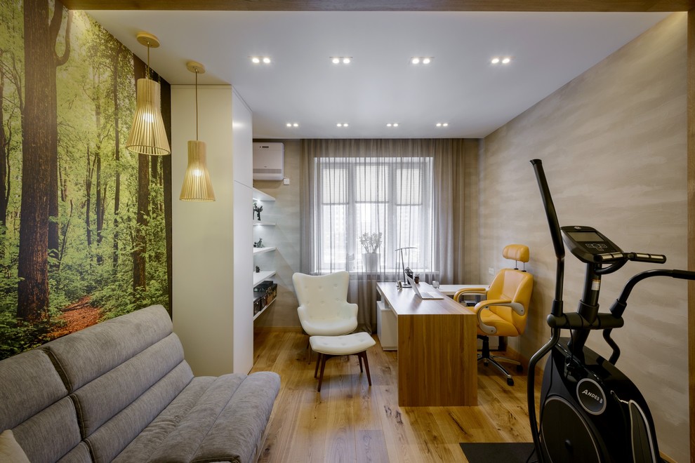 Ejemplo de despacho actual pequeño con paredes beige, suelo de madera en tonos medios y escritorio independiente