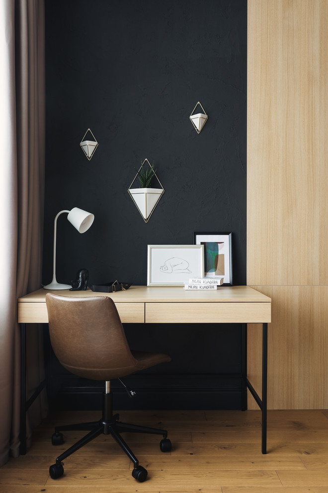 Foto di un piccolo ufficio contemporaneo con pareti nere, pavimento in legno massello medio, scrivania autoportante e nessun camino