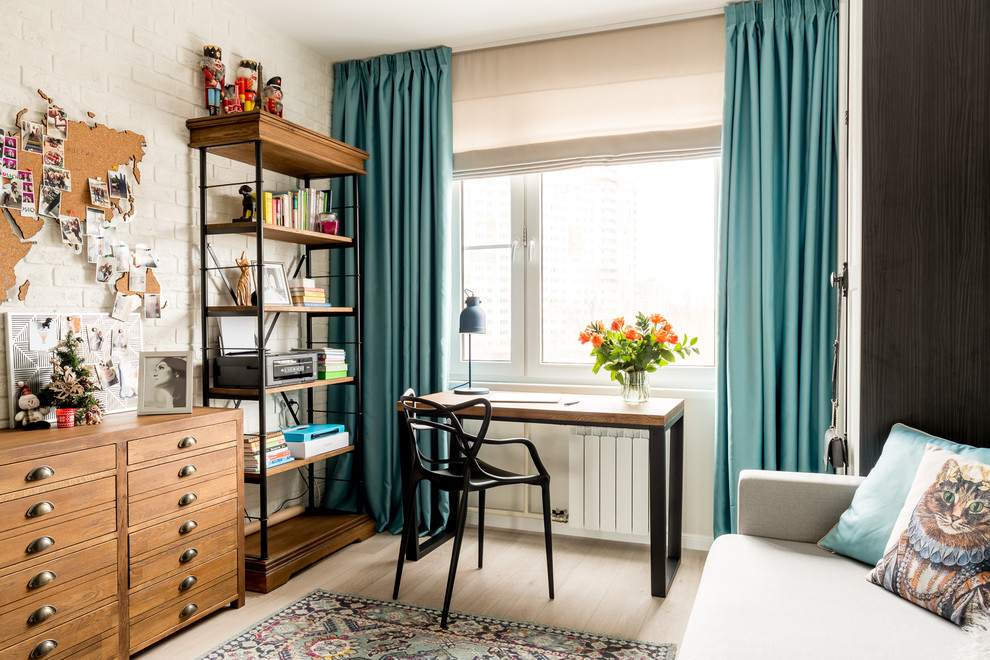 Imagen de despacho clásico renovado con paredes blancas, suelo de madera clara, suelo beige y escritorio independiente