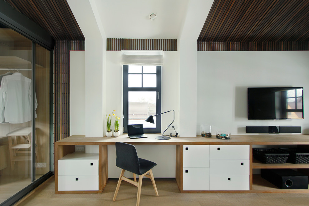 Свежая идея для дизайна: рабочее место в современном стиле с встроенным рабочим столом и белыми стенами - отличное фото интерьера