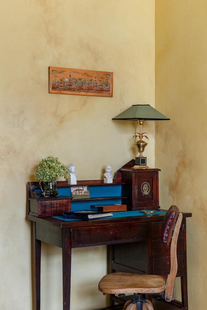 Inspiration pour un petit bureau bohème avec un bureau indépendant, un mur beige, un sol en bois brun et un sol beige.