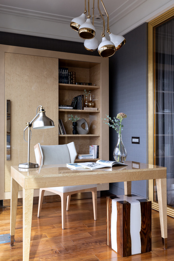 Modelo de despacho contemporáneo con paredes grises, suelo de madera oscura, escritorio independiente y suelo marrón