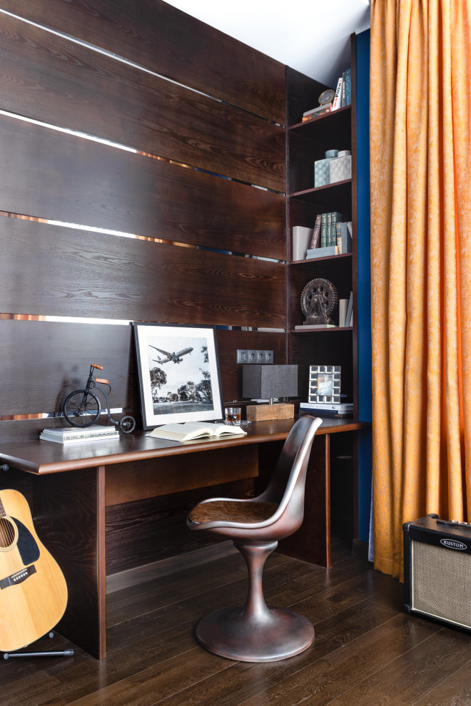 Стильный дизайн: кабинет в современном стиле с коричневыми стенами, темным паркетным полом, встроенным рабочим столом и коричневым полом - последний тренд