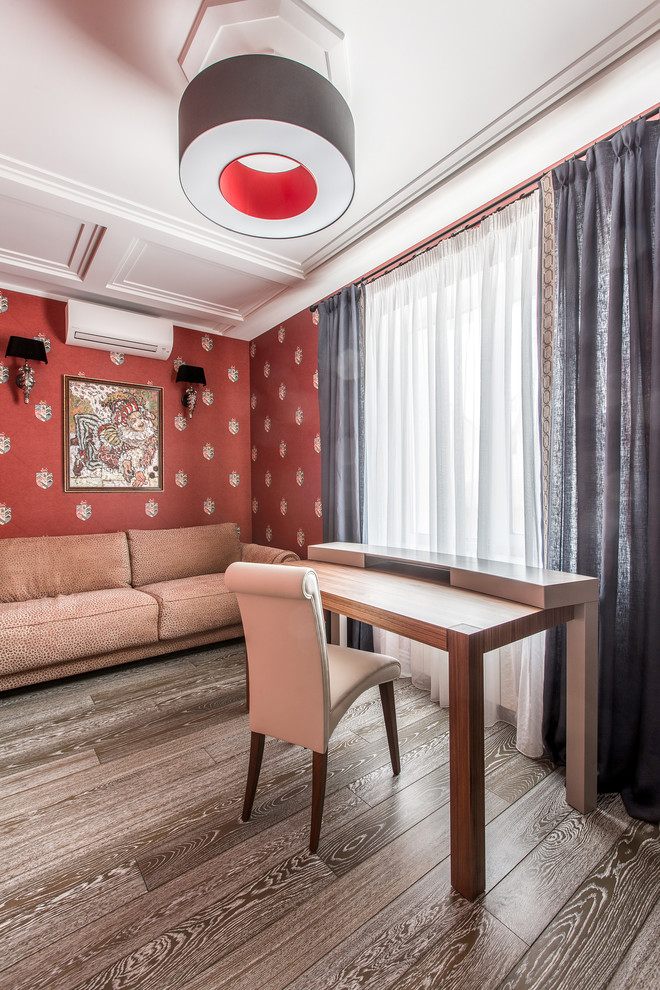 他の地域にあるお手頃価格の小さなトランジショナルスタイルのおしゃれな書斎 (赤い壁、無垢フローリング、暖炉なし、自立型机、グレーの床) の写真