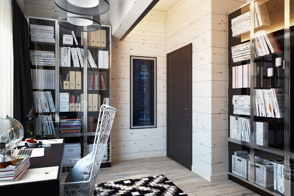 Idee per un piccolo studio eclettico con libreria, pareti beige, parquet scuro, scrivania autoportante e pavimento nero