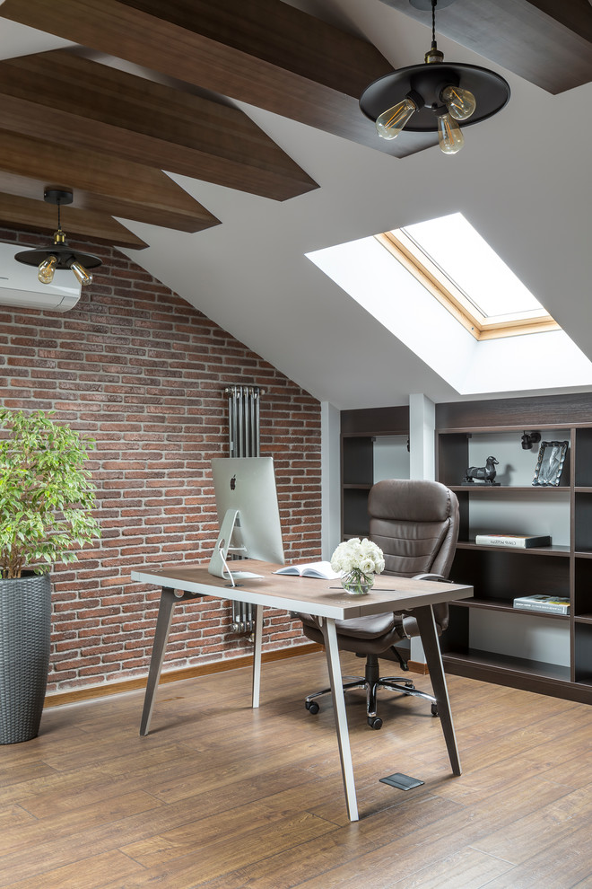 Immagine di un ufficio contemporaneo di medie dimensioni con pareti marroni, pavimento in legno massello medio, scrivania autoportante e pavimento marrone