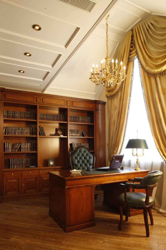 Esempio di un grande ufficio chic con pareti bianche, pavimento in legno massello medio e scrivania autoportante