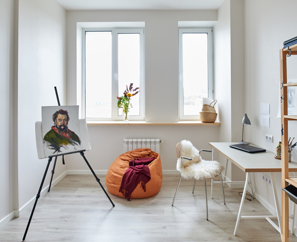 Источник вдохновения для домашнего уюта: маленький кабинет в скандинавском стиле с белыми стенами, светлым паркетным полом, отдельно стоящим рабочим столом и бежевым полом для на участке и в саду