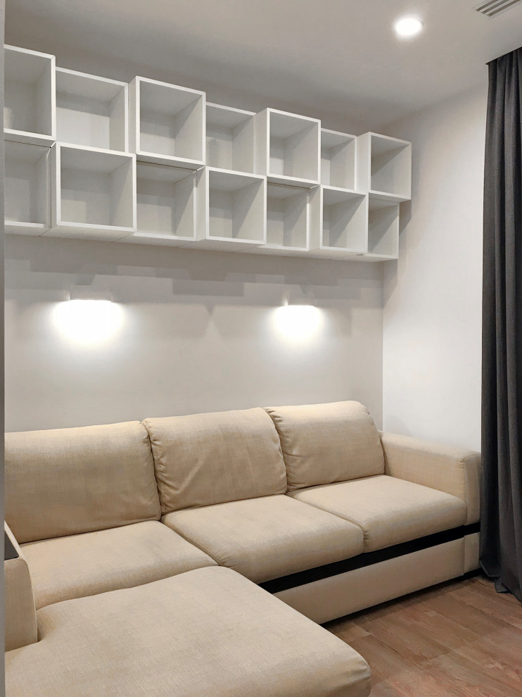 Стильный дизайн: кабинет среднего размера в современном стиле с белыми стенами, полом из ламината, отдельно стоящим рабочим столом и многоуровневым потолком - последний тренд
