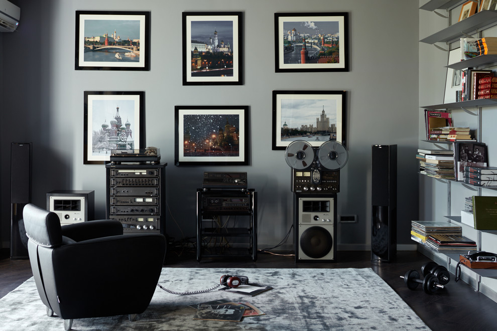 Cette photo montre un bureau tendance de type studio avec un mur gris, parquet foncé et un sol noir.