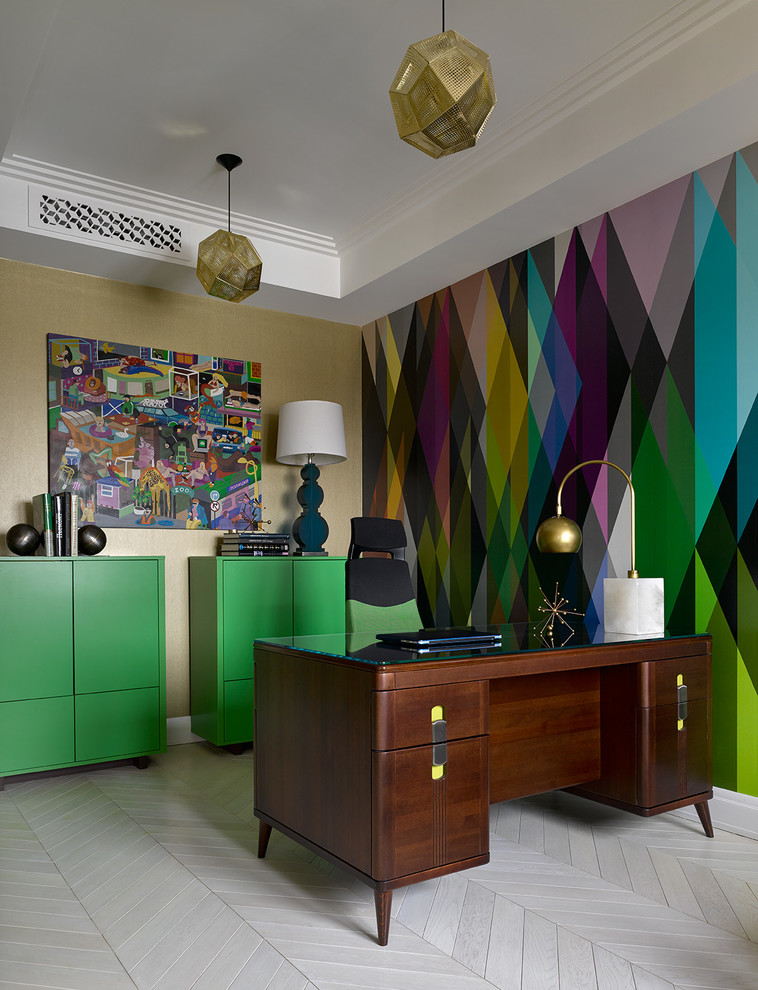 Inspiration för eklektiska hemmabibliotek, med flerfärgade väggar, ljust trägolv, ett fristående skrivbord och beiget golv