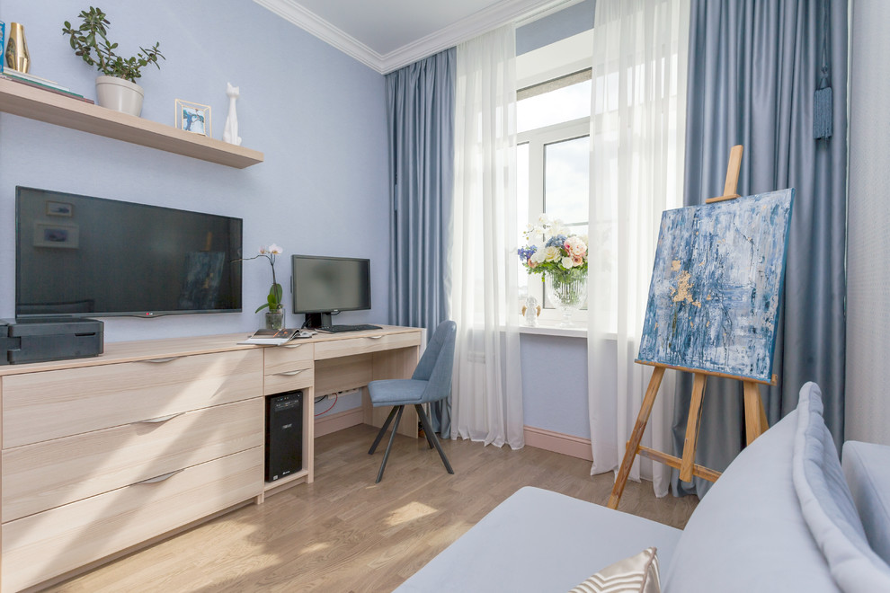 サンクトペテルブルクにある低価格の小さなトランジショナルスタイルのおしゃれな書斎 (青い壁、無垢フローリング、造り付け机、ベージュの床) の写真