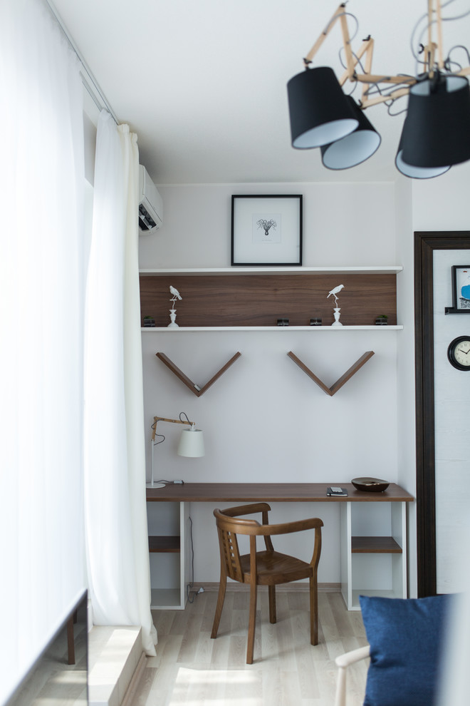 Источник вдохновения для домашнего уюта: рабочее место в скандинавском стиле с белыми стенами, светлым паркетным полом и отдельно стоящим рабочим столом