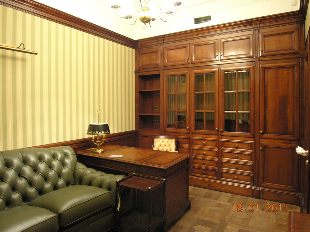 Immagine di un ufficio vittoriano di medie dimensioni con pareti verdi, pavimento in legno massello medio, scrivania autoportante e pavimento marrone