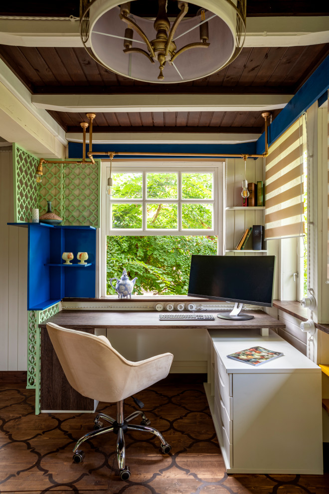 Источник вдохновения для домашнего уюта: кабинет в стиле кантри с белыми стенами, отдельно стоящим рабочим столом, коричневым полом, балками на потолке и стенами из вагонки