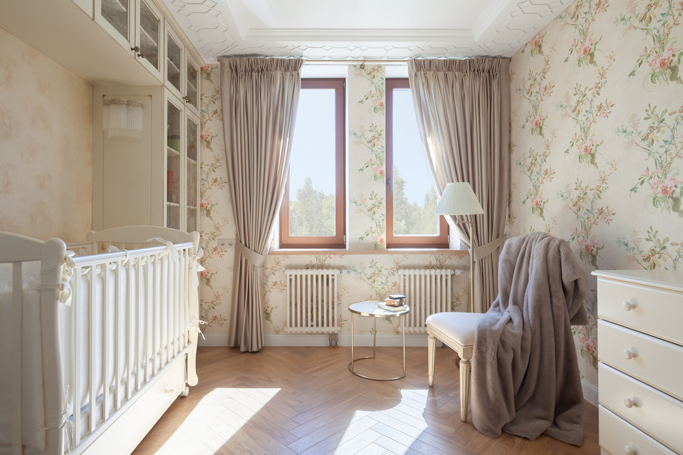 Источник вдохновения для домашнего уюта: комната для малыша среднего размера в классическом стиле с паркетным полом среднего тона