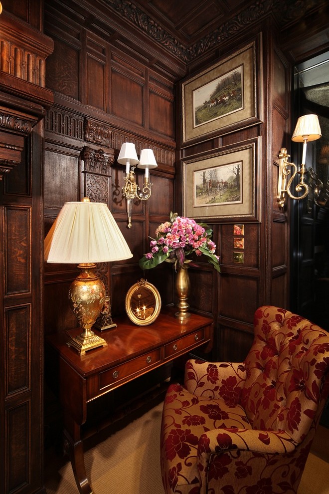 Пример оригинального дизайна: рабочее место среднего размера в викторианском стиле с коричневыми стенами, ковровым покрытием и отдельно стоящим рабочим столом
