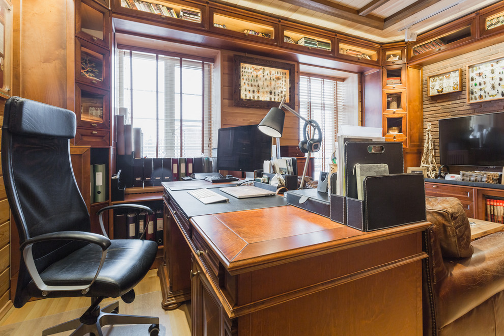 Aménagement d'un bureau classique avec un mur marron, un bureau indépendant et parquet clair.