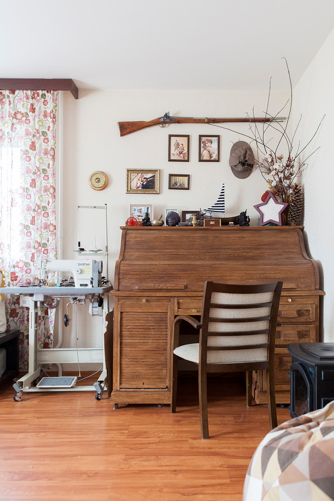 Cette photo montre un bureau éclectique de type studio avec un mur blanc, un sol en bois brun et un bureau indépendant.