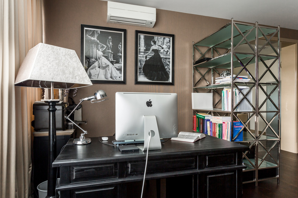 Idee per un ufficio tradizionale con pareti beige, parquet scuro e scrivania autoportante