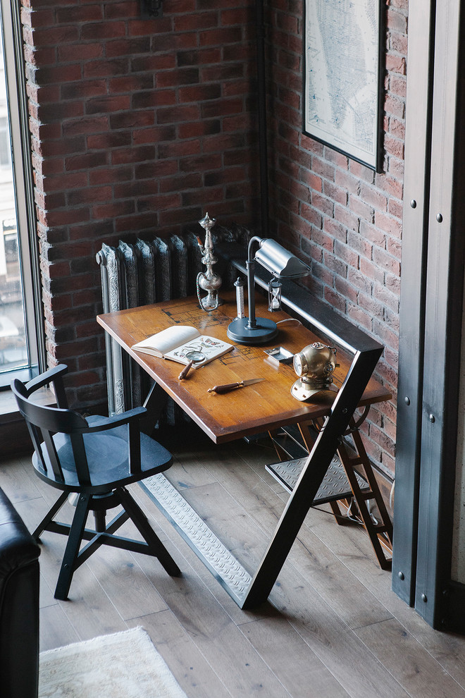 Пример оригинального дизайна: рабочее место в стиле лофт с коричневыми стенами и отдельно стоящим рабочим столом