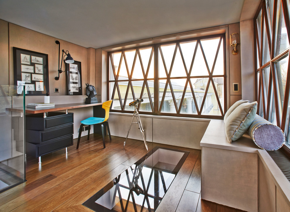 Foto di un ufficio minimal con pareti beige, pavimento in legno massello medio, scrivania autoportante e pavimento arancione