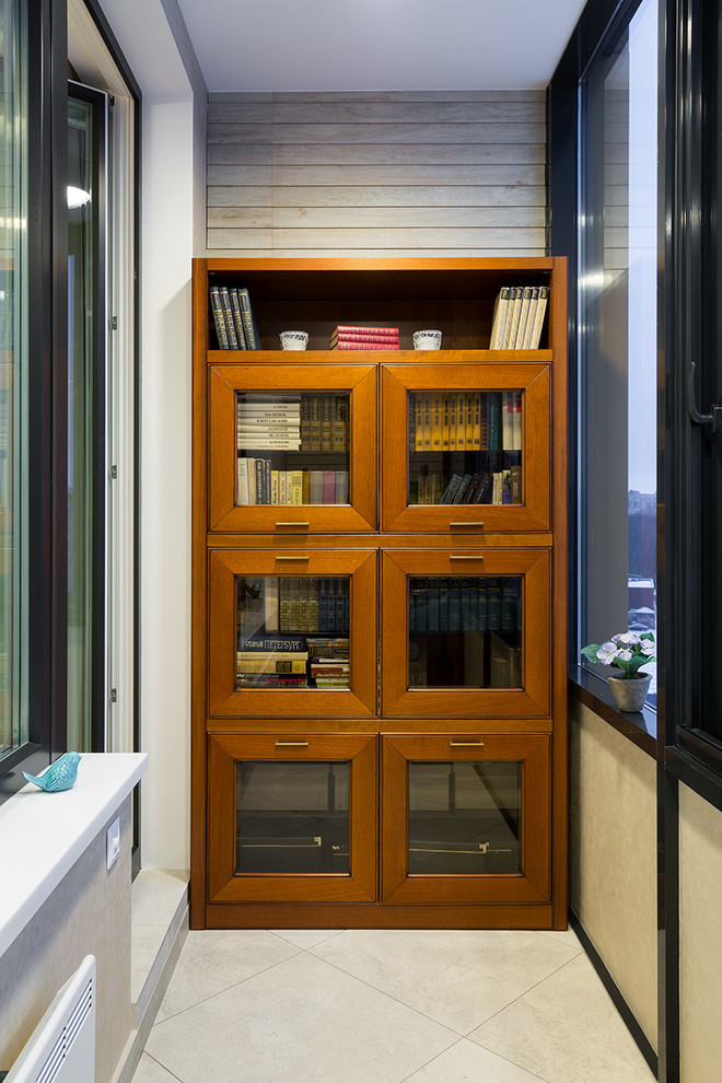 Foto på ett litet funkis arbetsrum, med ett bibliotek, beige väggar, klinkergolv i keramik, ett fristående skrivbord och beiget golv