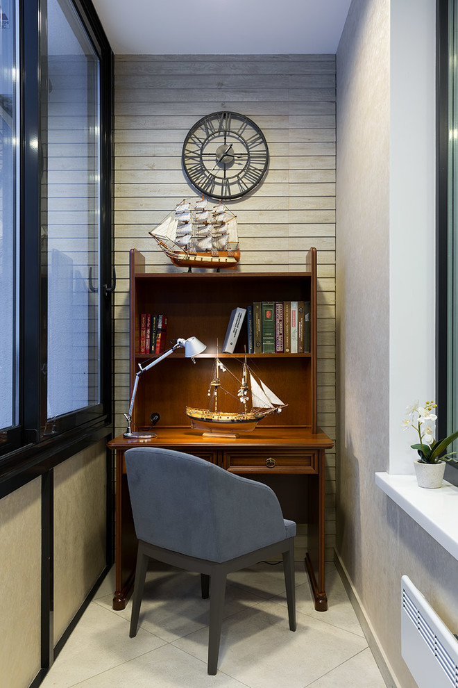 Idéer för ett litet modernt hemmabibliotek, med beige väggar, klinkergolv i keramik, ett fristående skrivbord och beiget golv