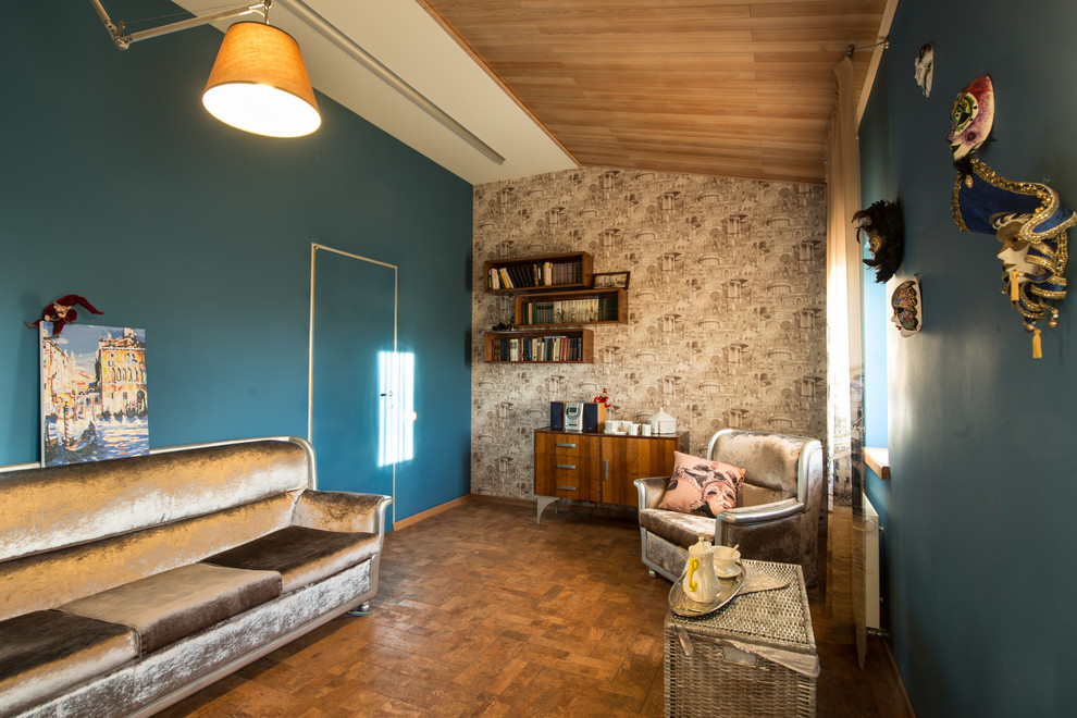 Ejemplo de despacho contemporáneo con paredes azules y suelo de corcho