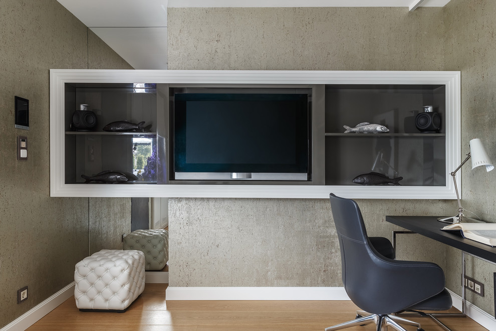 Imagen de despacho contemporáneo de tamaño medio con suelo de madera en tonos medios, escritorio independiente, suelo marrón y paredes grises