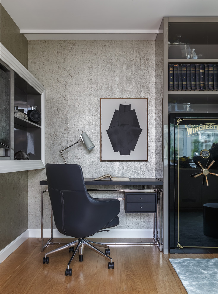 Esempio di un ufficio design di medie dimensioni con pavimento in legno massello medio, scrivania autoportante, pavimento marrone e pareti grigie