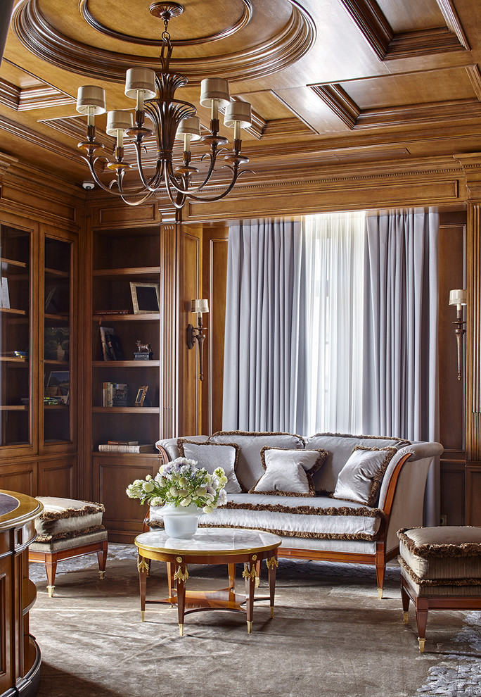 Пример оригинального дизайна: домашняя библиотека в классическом стиле с ковровым покрытием и серым полом