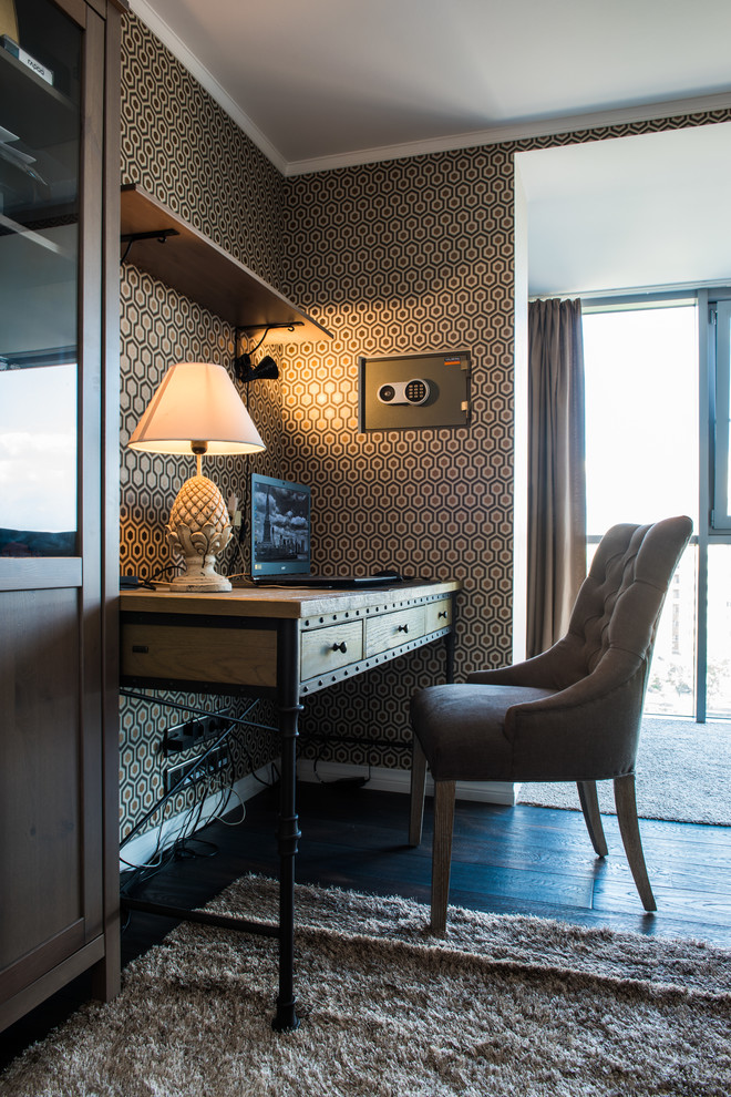 Foto de despacho clásico pequeño con paredes marrones, suelo de madera oscura y escritorio independiente