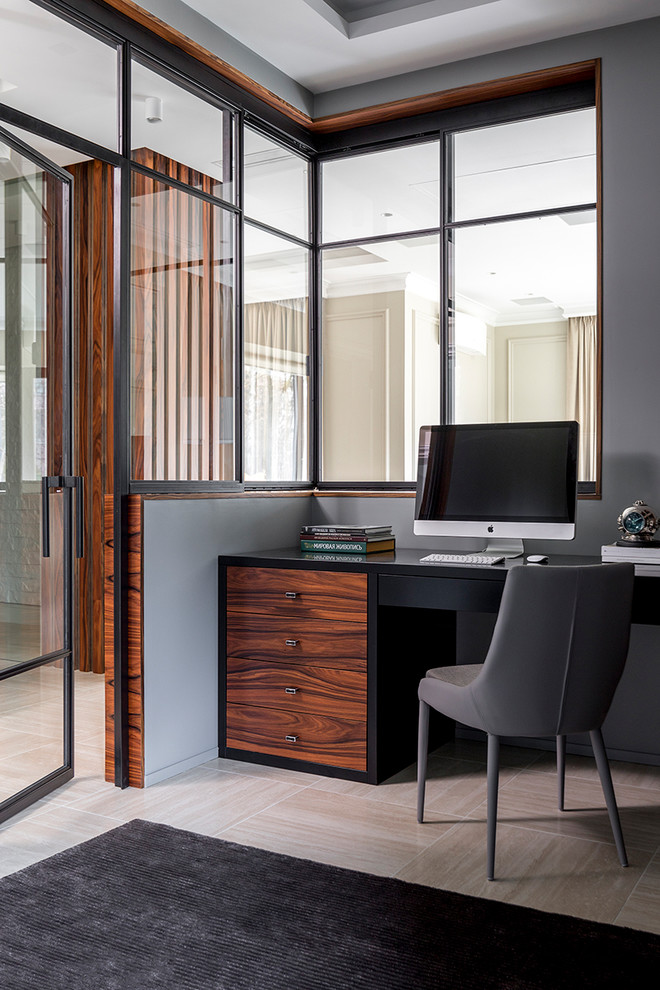 Esempio di un ufficio minimal con pareti grigie, scrivania autoportante e pavimento beige